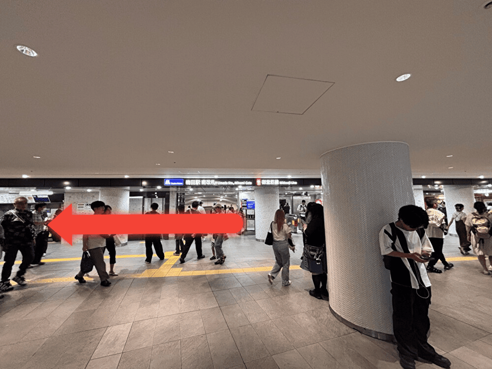 南改札を出て右折します。